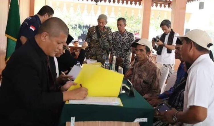 Sebanyak 49 pasangan suami istri (Pasutri) di Kabupaten Bekasi mengikuti sidang isbat untuk memperoleh buku nikah, Kamis (15/08).