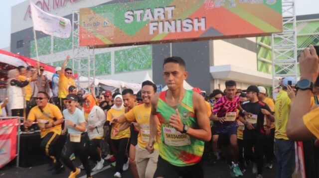 Lebih dari 1.800 orang peserta mengikuti lomba lari sunset run yang digelar di wilayah Kecamatan Cikarang Pusat, Kabupaten Bekasi, Sabtu (10/08) sore.