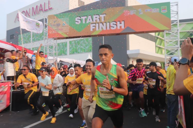 Lebih dari 1.800 orang peserta mengikuti lomba lari sunset run yang digelar di wilayah Kecamatan Cikarang Pusat, Kabupaten Bekasi, Sabtu (10/08) sore.