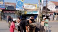 Karang Taruna Kecamatan Cibarusah dan Garda Sakti Sekata Kabupaten Bekasi bersama-sama memperbaiki tugu di simpang tilu Cibarusah