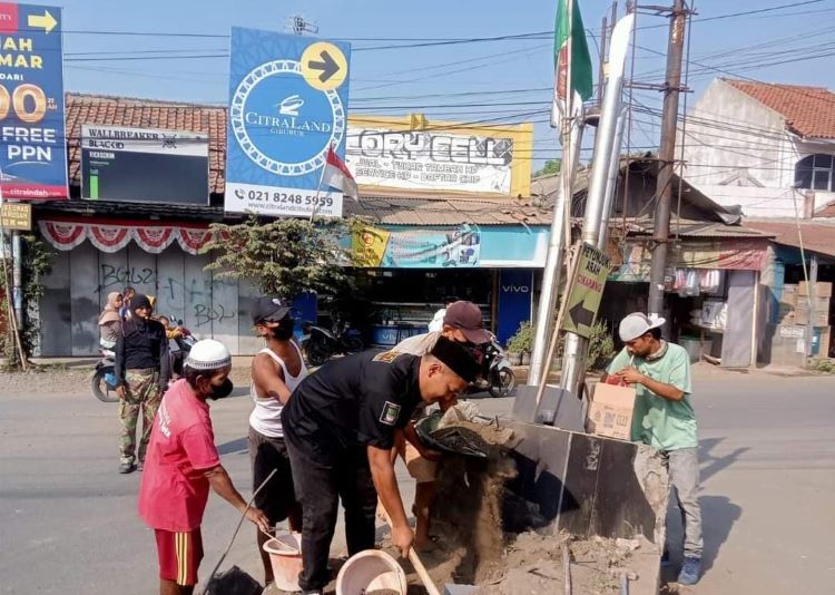 Karang Taruna Kecamatan Cibarusah dan Garda Sakti Sekata Kabupaten Bekasi bersama-sama memperbaiki tugu di simpang tilu Cibarusah