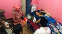  Calon Bupati Bekasi nomor urut 1, Dani Ramdan  datang mengunjungi sekaligus memberi semangat kepada Diana Yasmin, salah satu warga di Desa Kedungwaringin, Kecamatan Kedungwaringin, Kabupaten Bekasi yang mengalami sakit kanker serviks stadium 4 B.