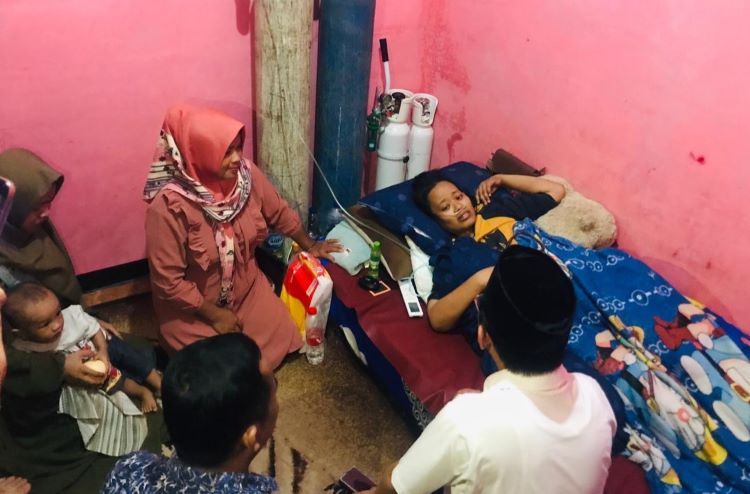  Calon Bupati Bekasi nomor urut 1, Dani Ramdan  datang mengunjungi sekaligus memberi semangat kepada Diana Yasmin, salah satu warga di Desa Kedungwaringin, Kecamatan Kedungwaringin, Kabupaten Bekasi yang mengalami sakit kanker serviks stadium 4 B.