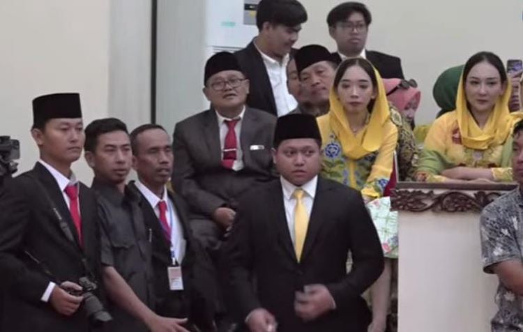 Rudi Rafly dari Partai Golkar menjadi anggota DPRD Kabupaten Bekasi periode 2024 – 2029 termuda yang dilantik Ketua Pengadilan Negeri Cikarang, Kamis (05/09).