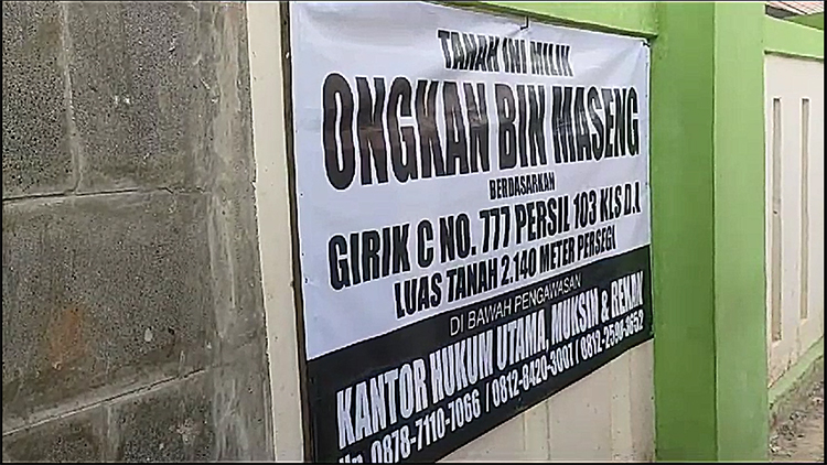 Spanduk berisi klaim ahli waris pemilik lahan yang terpasang di SDN SD Negeri Srimukti 02, Desa Srimukti, Kecamatan Tambun Utara, Kabupaten Bekasi beberapa waktu lalu.