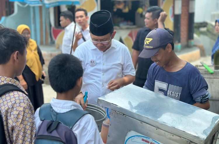 Dukung UMKM Kuliner di Kabupaten Bekasi, pasangan calon Bupati dan Wakil Bupati Bekasi nomor urut 1, Dani Ramdan – Romli menggulirkan program bertajuk ‘Makin Berani’ atau ‘Makan Siang Dibayarin Bersama Dani - Romli’ selama masa kampanye Pilkada 2024.