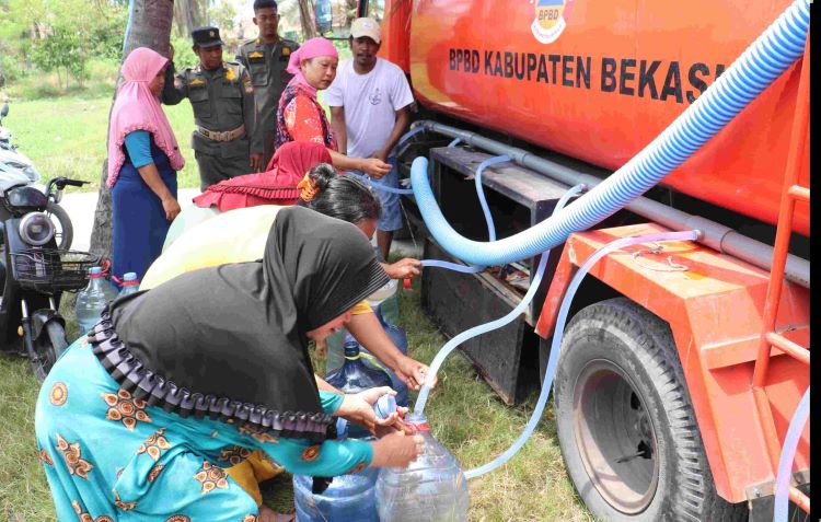 Pemerintah Kabupaten Bekasi telah menyalurkan bantuan satu juta liter lebih air bersih bagi warga terdampak kekeriangan di wilayahnya