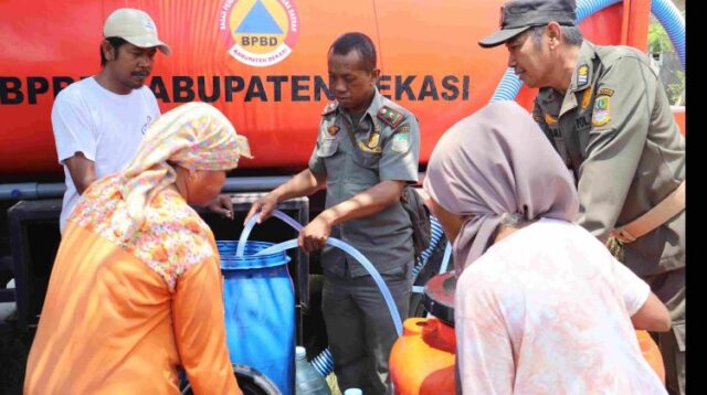 Kendati status tanggap darurat bencana kekeringan di Kabupaten Bekasi telah dicabut, Pemkab Daerah setempat memastikan akan terus melanjutkan bantuan terhadap warga yang masih mengalami krisis air bersih dan mengatasi lahan pertanian yang terdampak kekeringan.