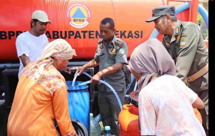 Kendati status tanggap darurat bencana kekeringan di Kabupaten Bekasi telah dicabut, Pemkab Daerah setempat memastikan akan terus melanjutkan bantuan terhadap warga yang masih mengalami krisis air bersih dan mengatasi lahan pertanian yang terdampak kekeringan.