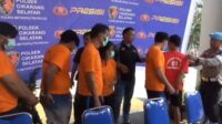 Anggota Kepolisian Sektor Cikarang Selatan mengungkap kasus peredaran narkotika jenis sabu di Kabupaten Bekasi. Tiga dari enam orang pelaku yang ditangkap merupakan satu keluarga, terdiri dari ayah, ibu dan anak.