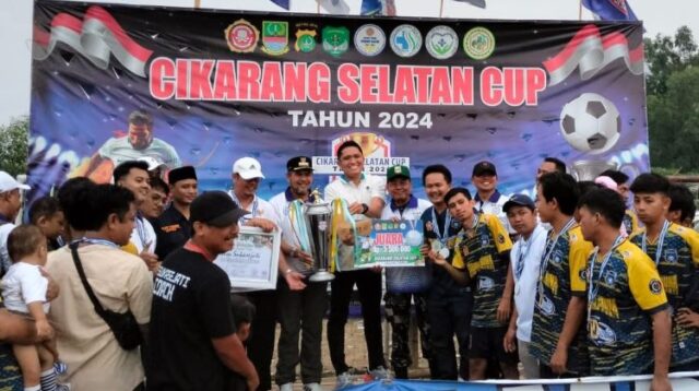 Turnamen sepak bola antar Desa bertajuk 'Cikarang Selatan Cup 2024' sukses digelar Karang Taruna Cikarang Selatan di Lapangan Pandan, Desa Pasirsari.