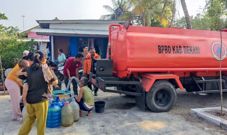 Krisis air bersih melanda 29 desa di Kabupaten Bekasi. Hingga saat ini, distiribusi air bersih masih terus dilakukan untuk membantu mencukupi kebutuhan sehari-hari warga.