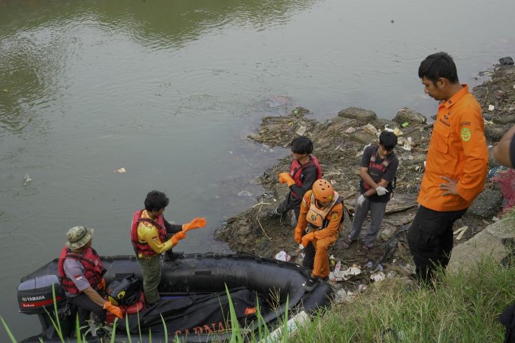 Tim SAR Gabungan berhasil menemukan korban setelah dilakukan pencarian 3 hari lamanya di aliran Kali Bekasi, Rabu (18/09).