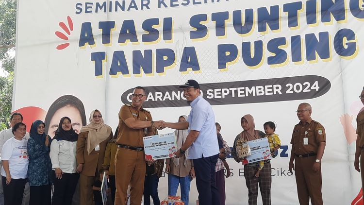 Direktur Utama PT. Harrosa Darma Nusantara H. Hartono M Fadli saat memberikan bantuan secara simbolis kepada Camat Cikarang Pusat, Edward Sutarman untuk penanganan stunting, Senin (09/09).