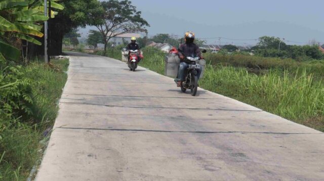 Jalan Lingkar di Kecamatan Kedungwaringin yang rusak berat bertahun-tahun akhirnya diperbaiki. Saat ini kondisi ruas jalan tersebut sudah dipoles mulus.