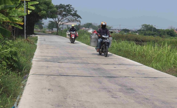 Jalan Lingkar di Kecamatan Kedungwaringin yang rusak berat bertahun-tahun akhirnya diperbaiki. Saat ini kondisi ruas jalan tersebut sudah dipoles mulus.