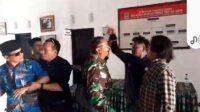 Screenshoot rekaman video kericuhan yang melibatkan aparatur pemerintah desa dengan sekelompok pemuda di Kantor Desa Jatireja, Kecamatan Cikarang Timur, Kabupaten Bekasi pada Jum’at (27/09) siang.