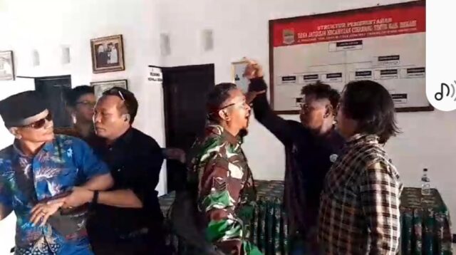 Screenshoot rekaman video kericuhan yang melibatkan aparatur pemerintah desa dengan sekelompok pemuda di Kantor Desa Jatireja, Kecamatan Cikarang Timur, Kabupaten Bekasi pada Jum’at (27/09) siang.