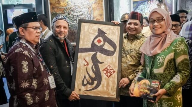 Para seniman kaligrafi dari 36 negara menampilkan karya seni tulisan ayat-ayat Alquran dengan ornamen khas sesuai dengan budaya negara asal mereka di acara Musabaqah Tilawatil Quran (MTQ) Nasional XXX di Kalimantan Timur. Karya ini bisa dilihat dari tanggal 8-15 September 2024 di Convention Hall Samarinda.