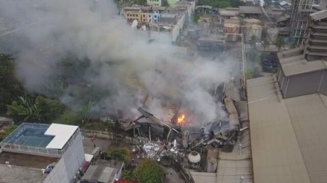 Kebakaran hebat melanda sebuah gudang perusahaan yang memproduksi pabrik lilin di Jalan Raya Inspeksi Kalimalang, Kelurahan Jatimulya, Kecamatan Tambun Selatan, Kabupaten Bekasi Rabu (25/09).