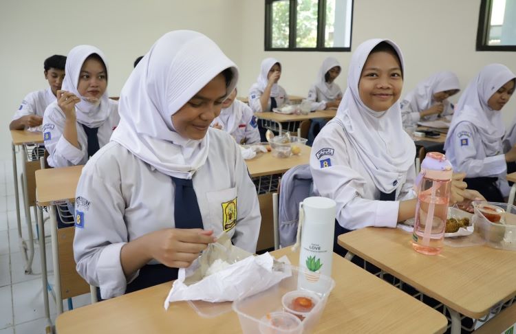 Uji coba program makan bergizi gratis di SMP Negeri 2 Tambun Selatan, Kabupaten Bekasi.