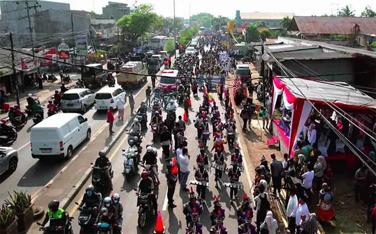 Ribuan peserta memeriahkan pawai taaruf Musabaqah Tilawatil Quran (MTQ) ke-56 tingkat Kabupaten Bekasi di Kecamatan Cikarang Utara, Senin (30/09).