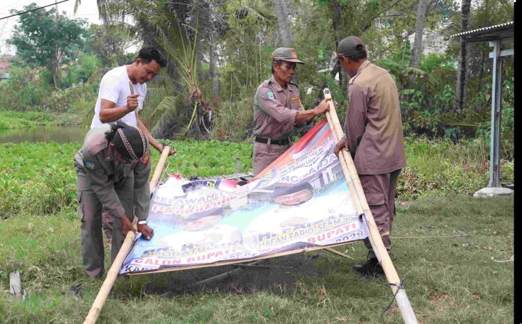 Penertiba alat peraga calon kepala daerah di wilayah Kabupaten Bekasi.