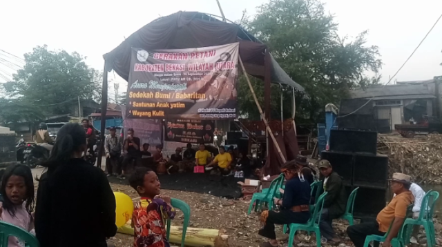 Sebagai bentuk rasa syukur, para petani dari sejumlah desa di wilayah utara Kabupaten Bekasi menggelar tradisi sedekah bumi atau babaritan di Bendungan Kali Cikarang Bekasi Laut (CBL) yang menjadi titik pertemuan antara Kali Cikarang dengan saluran irigasi menuju lahan pertanian.