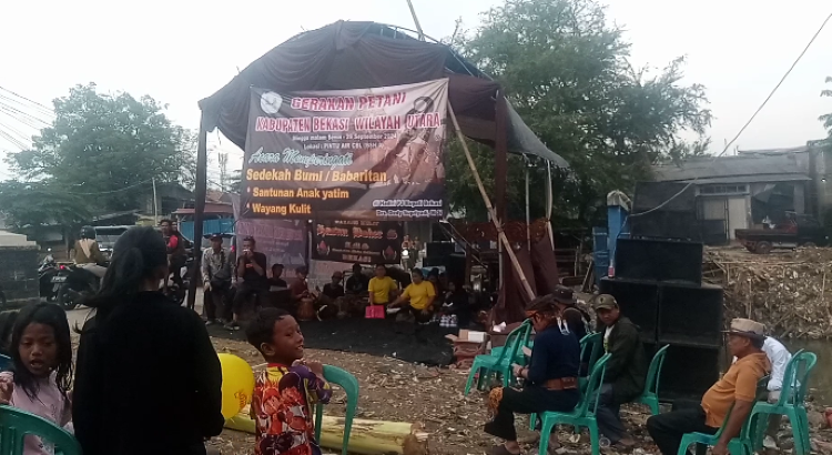 Sebagai bentuk rasa syukur, para petani dari sejumlah desa di wilayah utara Kabupaten Bekasi menggelar tradisi sedekah bumi atau babaritan di Bendungan Kali Cikarang Bekasi Laut (CBL) yang menjadi titik pertemuan antara Kali Cikarang dengan saluran irigasi menuju lahan pertanian.