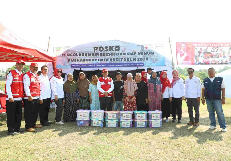 Palang Merah Indonesia (PMI) Kabupaten Bekasi mendirikan Posko Pengolahan Air Bersih dan Siap Minum di Kampung Tegal Kadu, Desa Sirnajaya Kecamatan Serang Baru. 