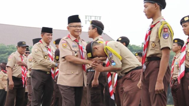 Pj Sekda Kabupaten Bekasi, Jaoharul Alam saat melepas anggota pramuka Kabupaten Bekasi yang akan diberangkatkan menuju Raimuna Daerah ke-14 Tingkat Provinsi Jawa Barat, Jum’at (13/09).