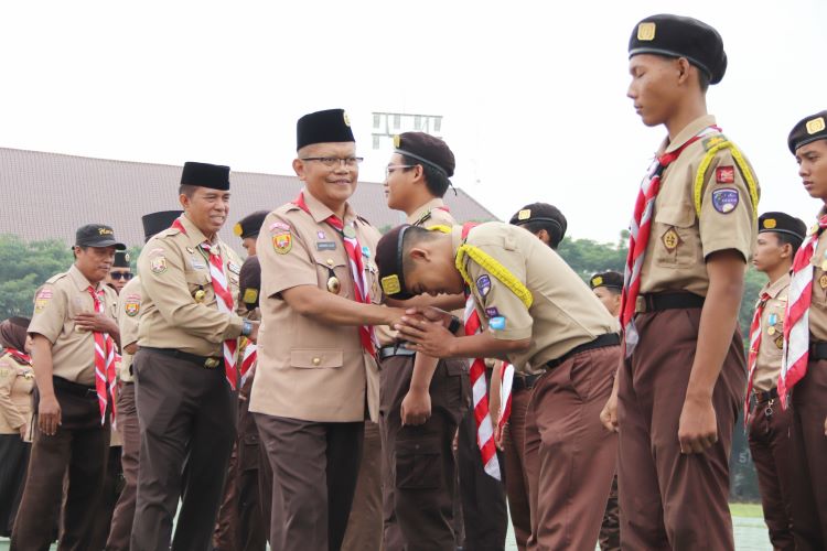 Pj Sekda Kabupaten Bekasi, Jaoharul Alam saat melepas anggota pramuka Kabupaten Bekasi yang akan diberangkatkan menuju Raimuna Daerah ke-14 Tingkat Provinsi Jawa Barat, Jum’at (13/09).