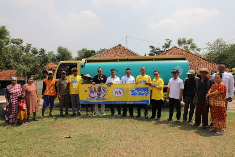 Pendistribusian air bersih oleh PT Yili Indonesia Dairy kepada warga Desa Sukamukti, Kecamatan Bojongmangu, dilakukan secara kolektif dibantu oleh aparatur dan perangkat desa setempat .