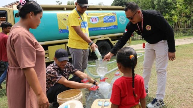 PT Yili Indonesia Dairy memberikan bantuan 80 ribu liter air bersih untuk membantu memenuhi kebutuhan sehari-hari warga di Desa Sukamukti, Kecamatan Bojongmangu, Kabupaten Bekasi.