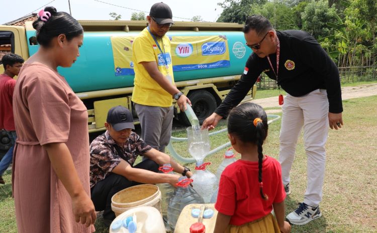 PT Yili Indonesia Dairy memberikan bantuan 80 ribu liter air bersih untuk membantu memenuhi kebutuhan sehari-hari warga di Desa Sukamukti, Kecamatan Bojongmangu, Kabupaten Bekasi.