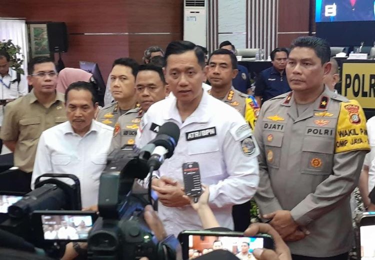 Di penghujung pemerintahan Jokowi, Menteri ATR BPN, Agus Harimurti Yudhoyono (AHY) kembali menggebuk mafia tanah di Kabupaten Bekasi, Jawa Barat.