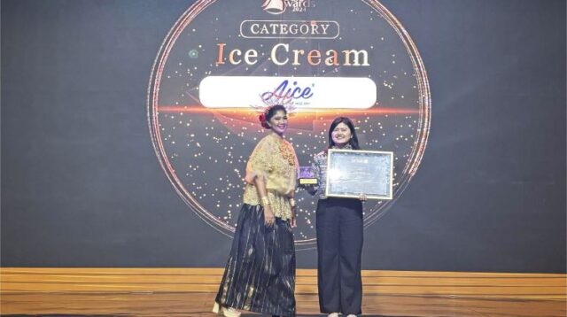 Senior Brand Manager Aice Group, Sylvana Zhong saat menerima penghargaan bergengsi Superbrands yang kelima kalinya. Pencapaian ini memperkuat posisi Ice Group sebagai memperkuat posisinya sebagai produsen es krim nasional.