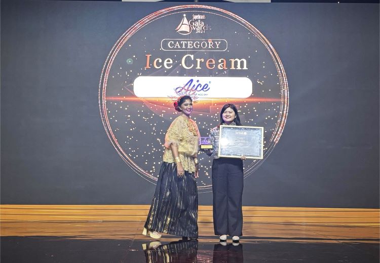 Senior Brand Manager Aice Group, Sylvana Zhong saat menerima penghargaan bergengsi Superbrands yang kelima kalinya. Pencapaian ini memperkuat posisi Ice Group sebagai memperkuat posisinya sebagai produsen es krim nasional.