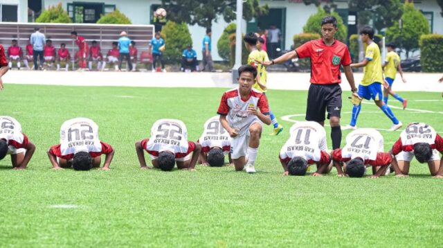 Tim sepak bola asal Kabupaten Bekasi, Bekasi United FC berhasil menaklukan ASAD Purwakarta pada babak 26 besar Piala Soeratin U-17 Jawa Barat (Jabar) dengan skor 2-1