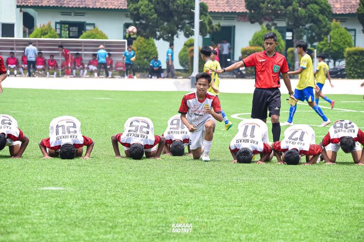 Tim sepak bola asal Kabupaten Bekasi, Bekasi United FC berhasil menaklukan ASAD Purwakarta pada babak 26 besar Piala Soeratin U-17 Jawa Barat (Jabar) dengan skor 2-1