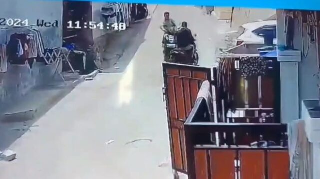 Rekaman CCTV aksi maling motor oleh dua orang pelaku di salah satu rumah warga di Kampung Kukun, Desa Ciantra, Kecamatan Cikarang Selatan, Kabupaten Bekasi, Rabu (16/10) siang