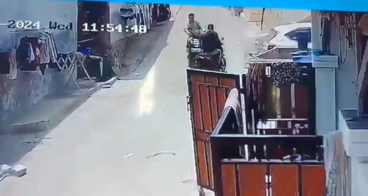 Rekaman CCTV aksi maling motor oleh dua orang pelaku di salah satu rumah warga di Kampung Kukun, Desa Ciantra, Kecamatan Cikarang Selatan, Kabupaten Bekasi, Rabu (16/10) siang