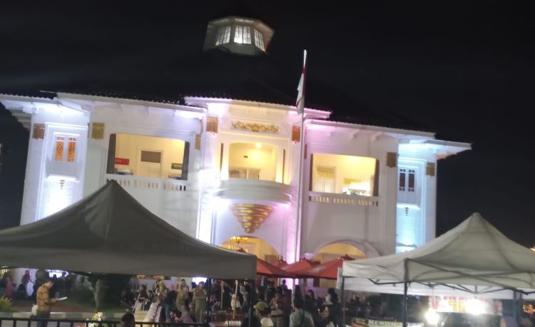 Peringatan Hari Museum Nasional di Kabupaten Bekasi, Kawasan Museum Bekasi yang terletak di Gedung Juang Tambun Selatan dipadati pengunjung hingga malam, Sabtu (26/01) malam.