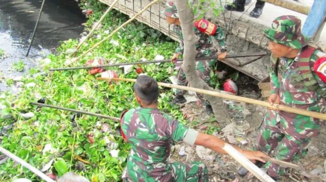 Memperingati HUT ke-79 TNI, prajurit Kodim 0509 Kabupaten Bekasi melakukan aksi bersih-bersih Kali Blencong, Desa Pantai Makmur, Kecamatan Tarumajaya