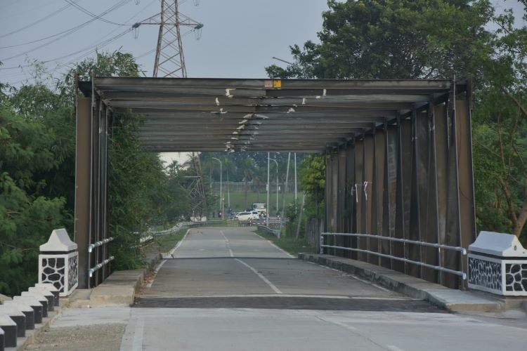 Jembatan Cikarang II yang menghubungkan Kawasan Industri EJIP – MM2100 kembali ditutup setelah sebelumnya sempat dibuka untuk diujicobakan kepada pengguna jalan. Penutupan dilakukan lantaran keberadaan jembatan tersebut dinilai masih beresiko bagi masyarakat yang melintas.