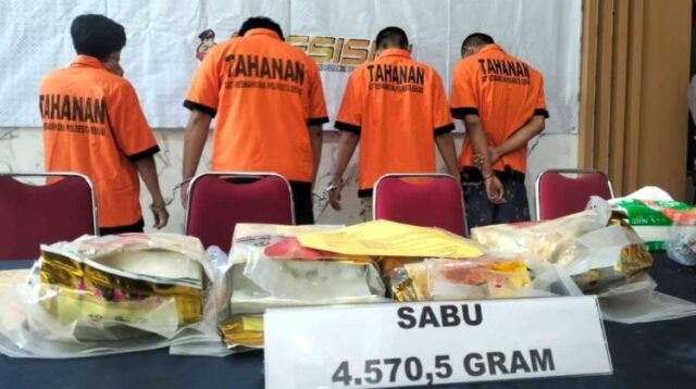 Aparat Satuan Narkoba Polres Metro Bekasi mengungkap peredaran narkoba jenis sabu hingga ganja senilai Rp4.7 miliar di wilayah Kota dan Kabupaten Bekasi