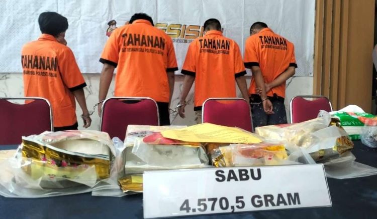 Aparat Satuan Narkoba Polres Metro Bekasi mengungkap peredaran narkoba jenis sabu hingga ganja senilai Rp4.7 miliar di wilayah Kota dan Kabupaten Bekasi