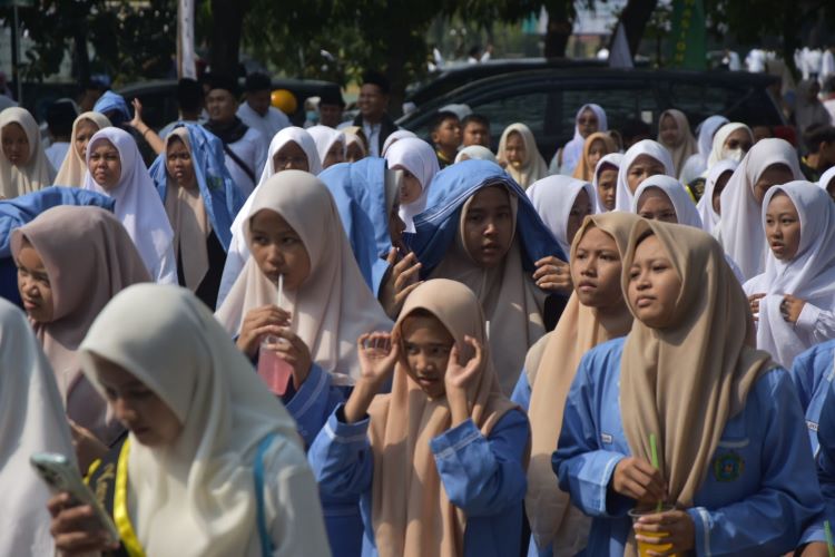 Santriwati dari sejumlah pondok pesantren di Kabupaten Bekasi mengikuti upacara peringatan Hari Santri Nasional Tahun 2024 di Komplek Perkantoran Pemkab Bekasi, Desa Sukamahi, Kecamatan Cikarang Pusat, Selasa (22/10).