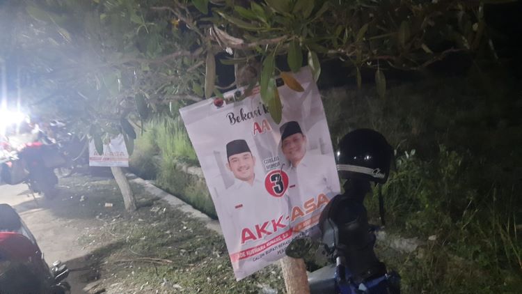 Pemasangan alat peraga kampanye (APK) tambahan calon bupati dan wakil bupati dengan cara dipaku di pohon masih dijumpai saat bergulirnya masa kampanye Pilkada 2024 Kabupaten Bekasi