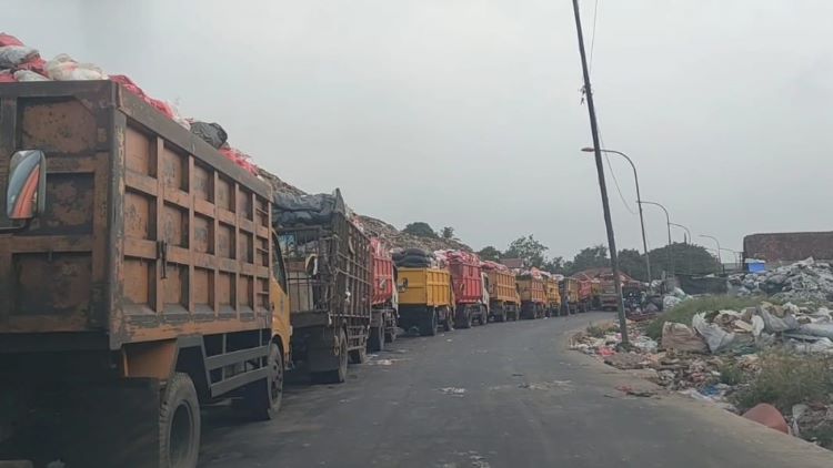 Antrian truk sampah di Tempat Pembuangan Akhir (TPA) Burangkeng